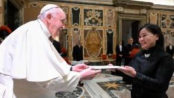 La embajadora de Mongolia ante la Santa Sede, Gerelmaa Davaasuren, presenta sus cartas credenciales al Papa Francisco (Vatican Media)