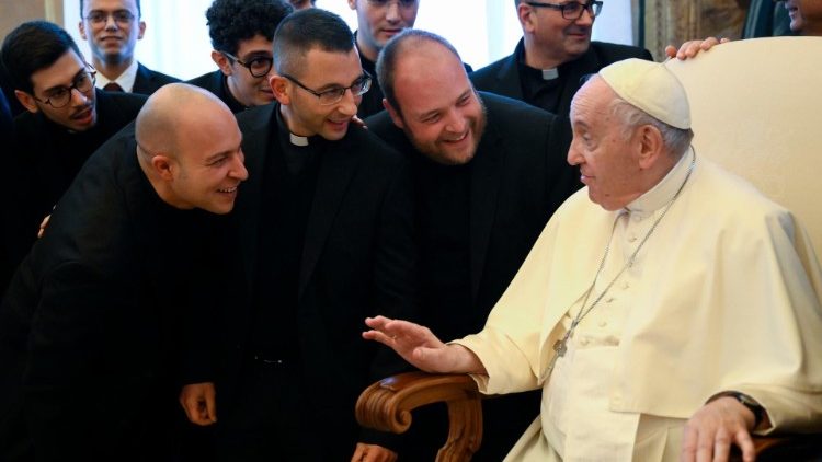 البابا إلى كهنة روما: أنا أسير معكم. اعملوا مع العلمانيين واحترسوا من الإكليروسيّة
