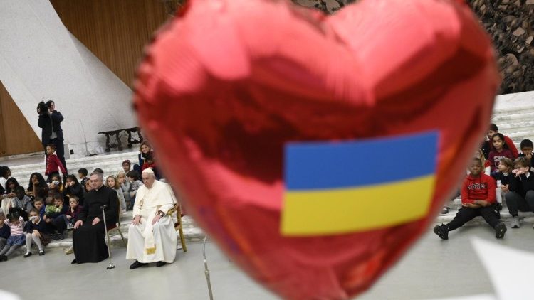 A heart-shaped balloon with the Ukrainian flag on it