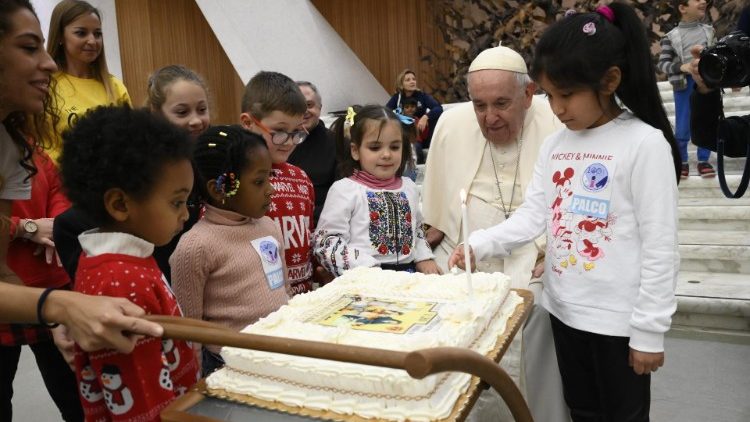 Il Papa spegne le candeline con i bambini del Dispensario Santa Marta