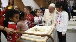 Niños atendidos en el Dispensario Santa Marta le cantan el cumpleaños al Papa