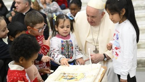 Kinder der Santa Marta-Einrichtung bereit für den Papst-Geburtstag