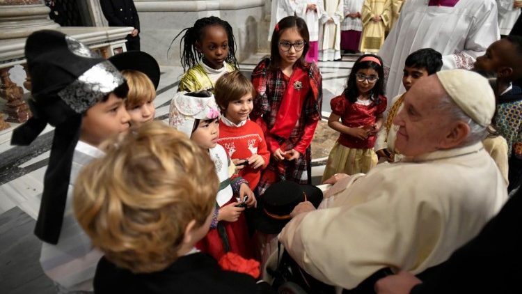 Le Pape François en compagnie d'enfants. 