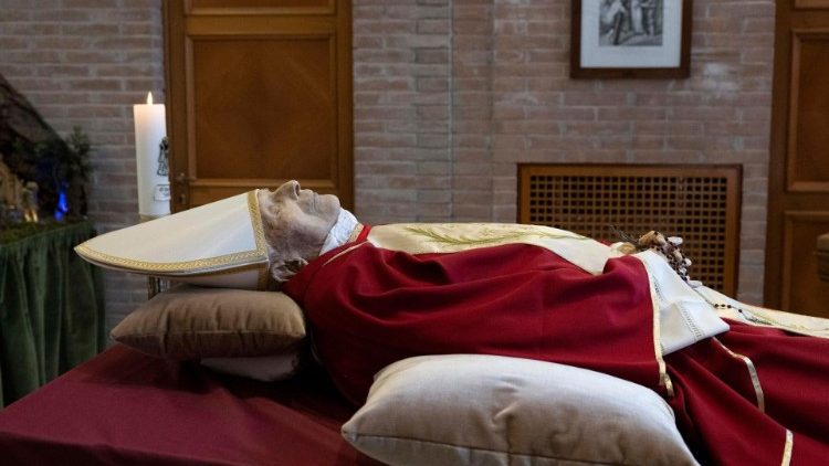El cuerpo del Papa emérito Benedicto XVI en la capilla Mater Ecclesiae.