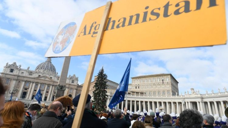 I nomi dei Paesi piagati da violenze nei cartelli dei fedeli in Piazza San Pietro