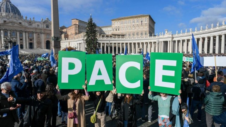 Un cartellone con la scritta "Pace"