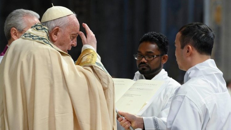 Francisco encomendó en sus oraciones al fallecido Papa emérito Benedicto XVI.    