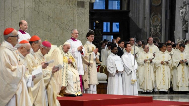 El Papa Francisco preside la Misa en la Basílica de San Pedro.