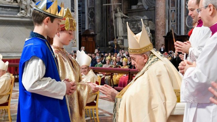 Niños de un grupo de beneficencia alemán llamado “Sternsinger” entregaron las ofrendas al Papa. 