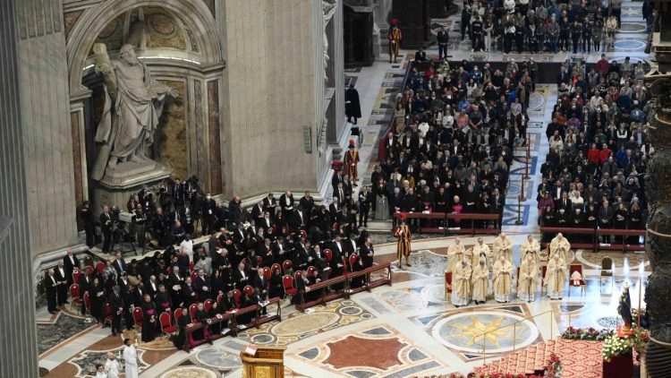 I fedeli presenti alla Messa nella Basilica Vaticana