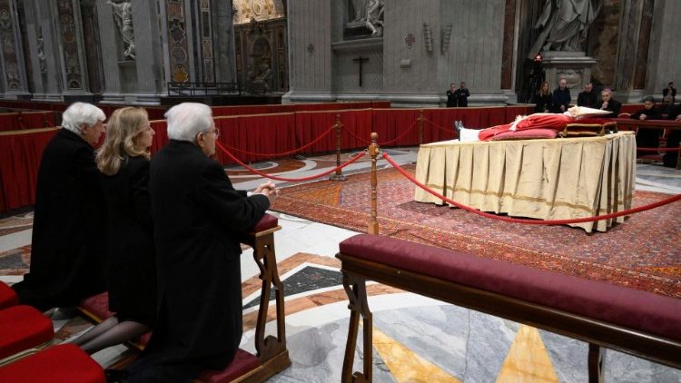 Tổng thống Ý cầu nguyện trước di hài Đức Biển Đức