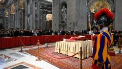 2023.01.02 La salma di Benedetto XVI in Basilica per l'omaggio dei fedeli