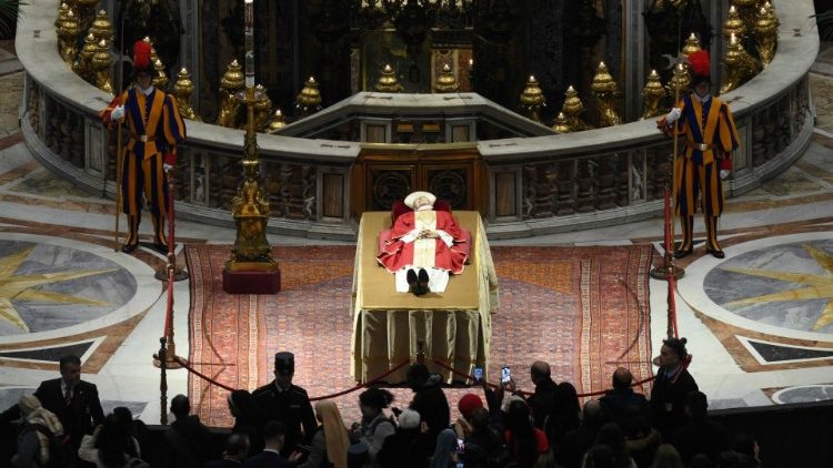 Modlitba před tělem emeritního papeže