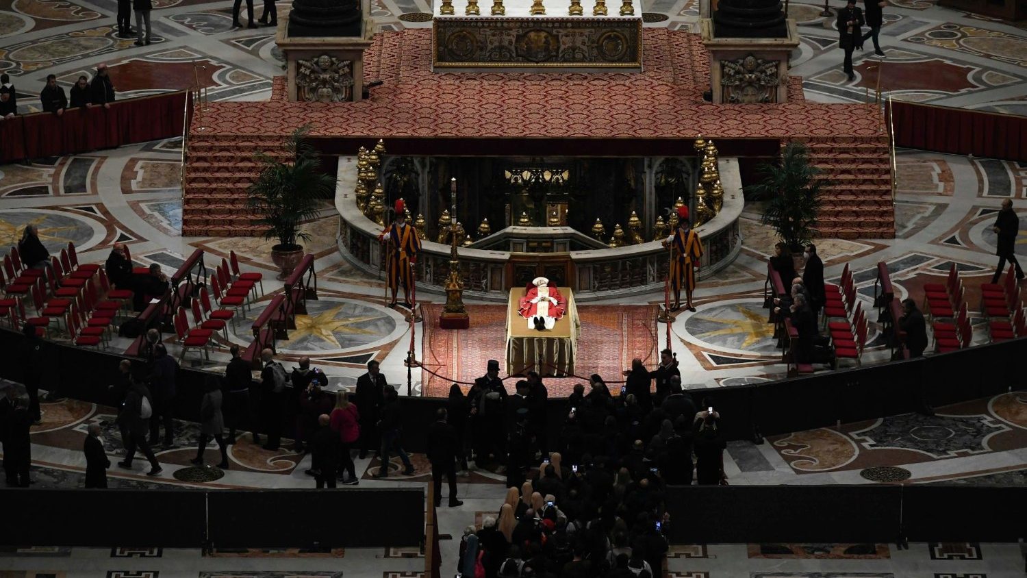 La salma di Benedetto XVI si è trasferita nella Basilica di San Pietro, migliaia in fila