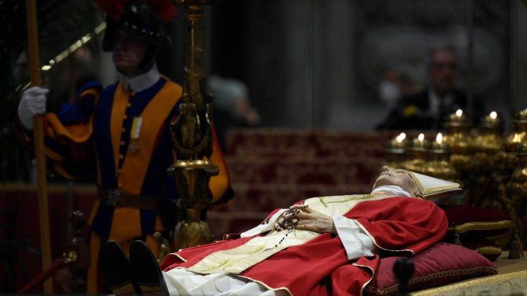 Benediktas XVI pašarvotas Šv. Petro bazilikoje