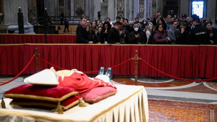 La salma di Benedetto XVI in Basilica vaticana per l'omaggio dei fedeli