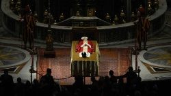 La dépouille de Benoît XVI exposée dans la Basilique Saint-Pierre, lundi 2 janvier 2023