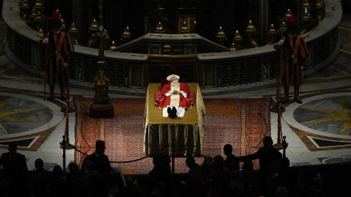 À Saint-Pierre, une foule recueillie vient rendre hommage à Benoît XVI