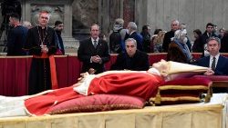 2023.01.02 La salma di Benedetto XVI in Basilica per l'omaggio dei fedeli