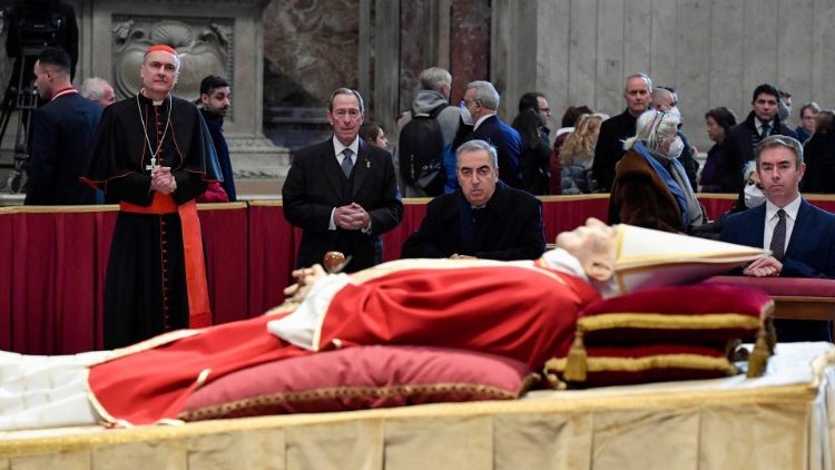 Tijelo pape emeritusa Benedikta XVI. izloženo je u bazilici svetog Petra