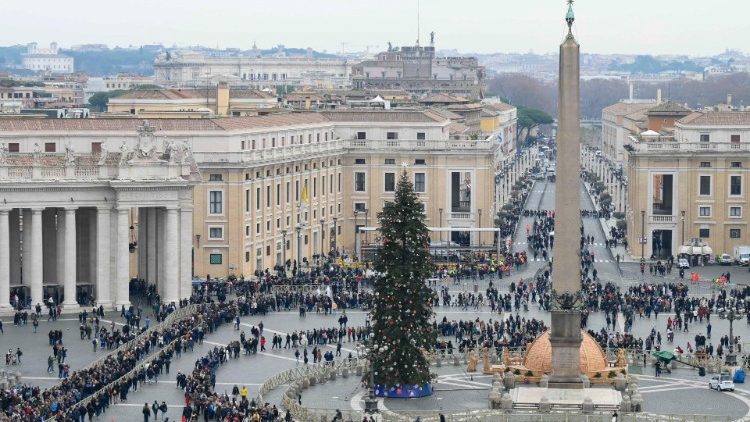 Die Warteschlange auf dem Petersplatz und der Via della Conciliazione