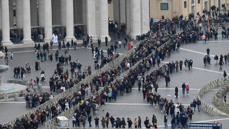 La folla di fedeli in Piazza San Pietro