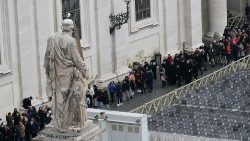 La coda dei fedeli in Piazza San Pietro per l'omaggio a Benedetto XVI 