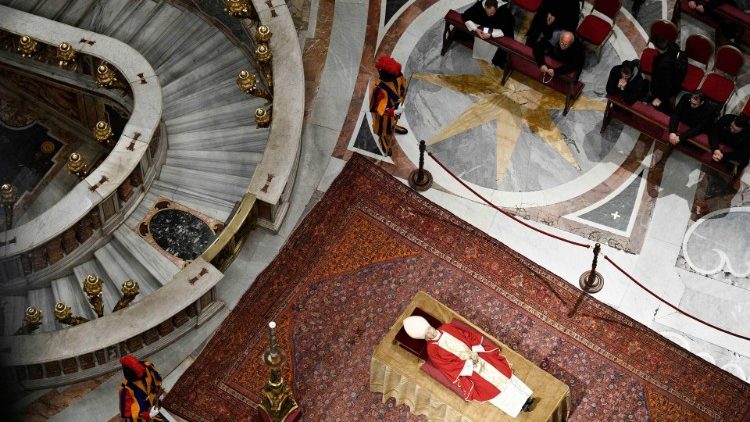 Tijelo pape emeritusa Benedikta XVI. počiva u vatikanskoj bazilici ispred glavnog oltara