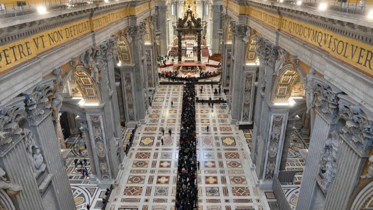 Bazylika św. Piotra, wierni modlą się przy ciele Benedykta XVI