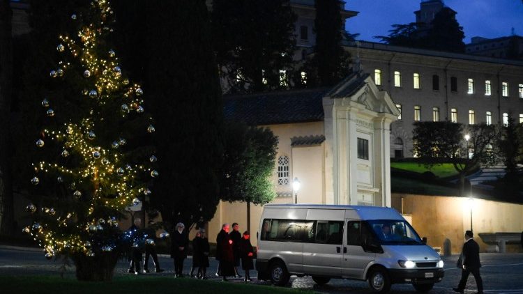 Pokojnega Benedikta XVI. so v baziliko prepeljali ob 7. uri zjutraj