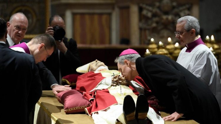 Mons. Georg Gänswein sa lúči s Benediktom XVI.