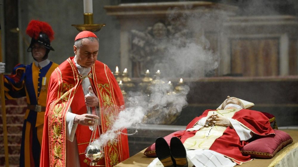 Le cardinal Mauro Gambetti encense le corps du défunt, lors d'une brève cérémonie, lundi matin 
