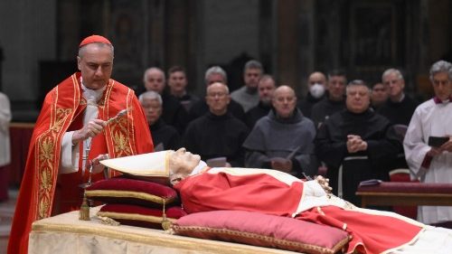 Los restos mortales de Benedicto XVI reciben el homenaje de miles de fieles