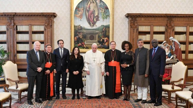 Los miembros de la comisión de asignación del Premio Zayed en audiencia con el Papa