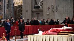 Lange Schlangen im Petersdom, um dem aufgebahrten Papst em. Benedikt XVI. die letzte Ehrre zu erweisen