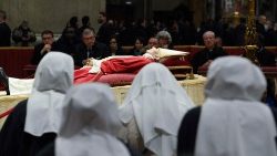 Homenagem dos fiéis ao Papa Emérito Bento XVI