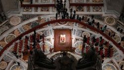 2023.01.03 La salma di Benedetto XVI in Basilica per l'omaggio dei fedeli