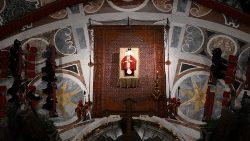 Corpo de Bento XVI no interior da Basílica de São Pedro