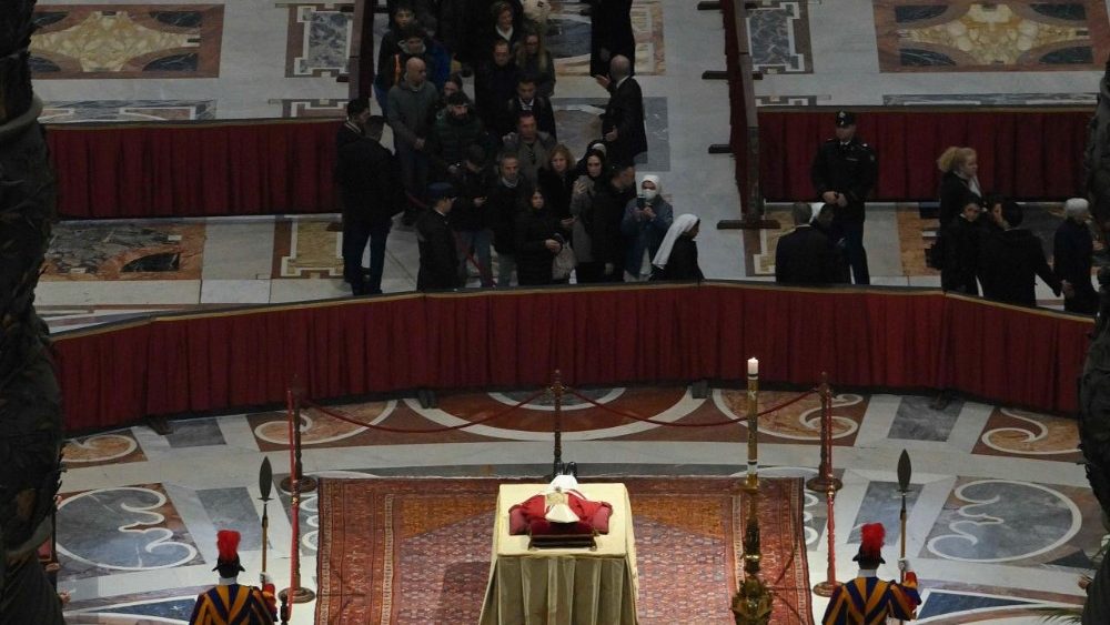 Les fidèles rendent un dernier hommage à Benoît XVI - Basilique Saint-Pierre, mardi 3 janvier 2022