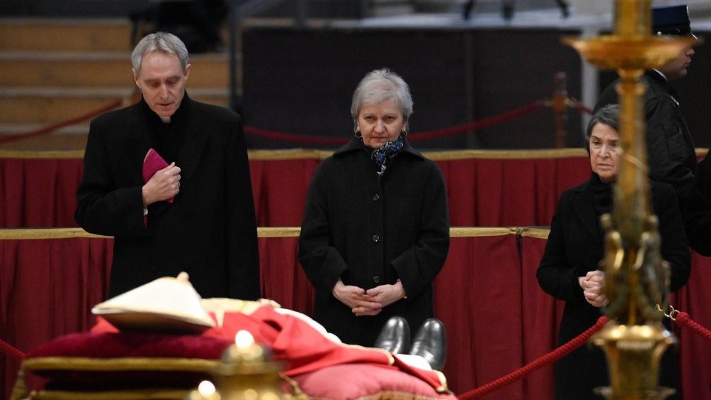 À gauche, Mgr Georg Gänswein, secrétaire particulier de Benoît XVI - Basilique Saint-Pierre, mardi 3 janvier 2022