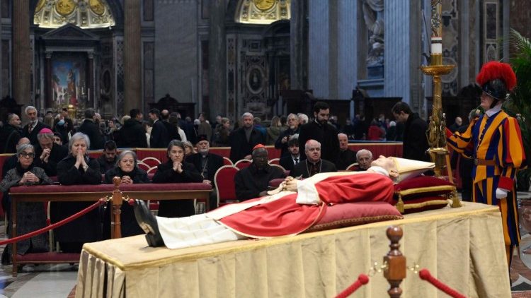 Verniki v molitvi pred zemeljskimi ostanki zaslužnega papeža Benedikta XVI.