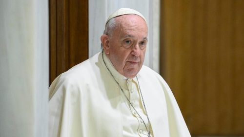 Il Papa: il Natale non sia vittima di un modello commerciale e consumistico
