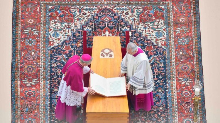 Ant Benedikto XVI karsto padėta atverta Evangelijos knyga