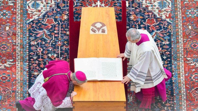 Mons, Gänsweinek Benedikto XVI.aren hilkutxari muin emon eutsan Basilikaren aurrealdera heldu zanean.