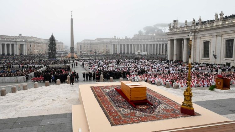 Benedikto XVI laidotuvių Mišios Šv. Petro aikštėje (2023 sausio 5 d.)