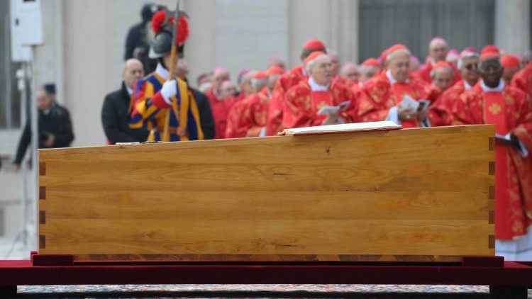 Simplicidade marcou o funeral de Bento XVI