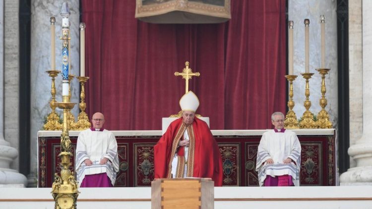 Le Pape François derrière le cercueil de son prédécesseur