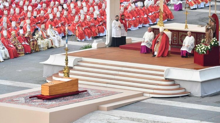 מיסת האשכבה עבור האפיפיור בדימוס בנדיקטוס ה-16