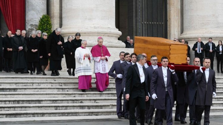 Benedikto XVI karstas nešamas į Šv. Petro aikštę