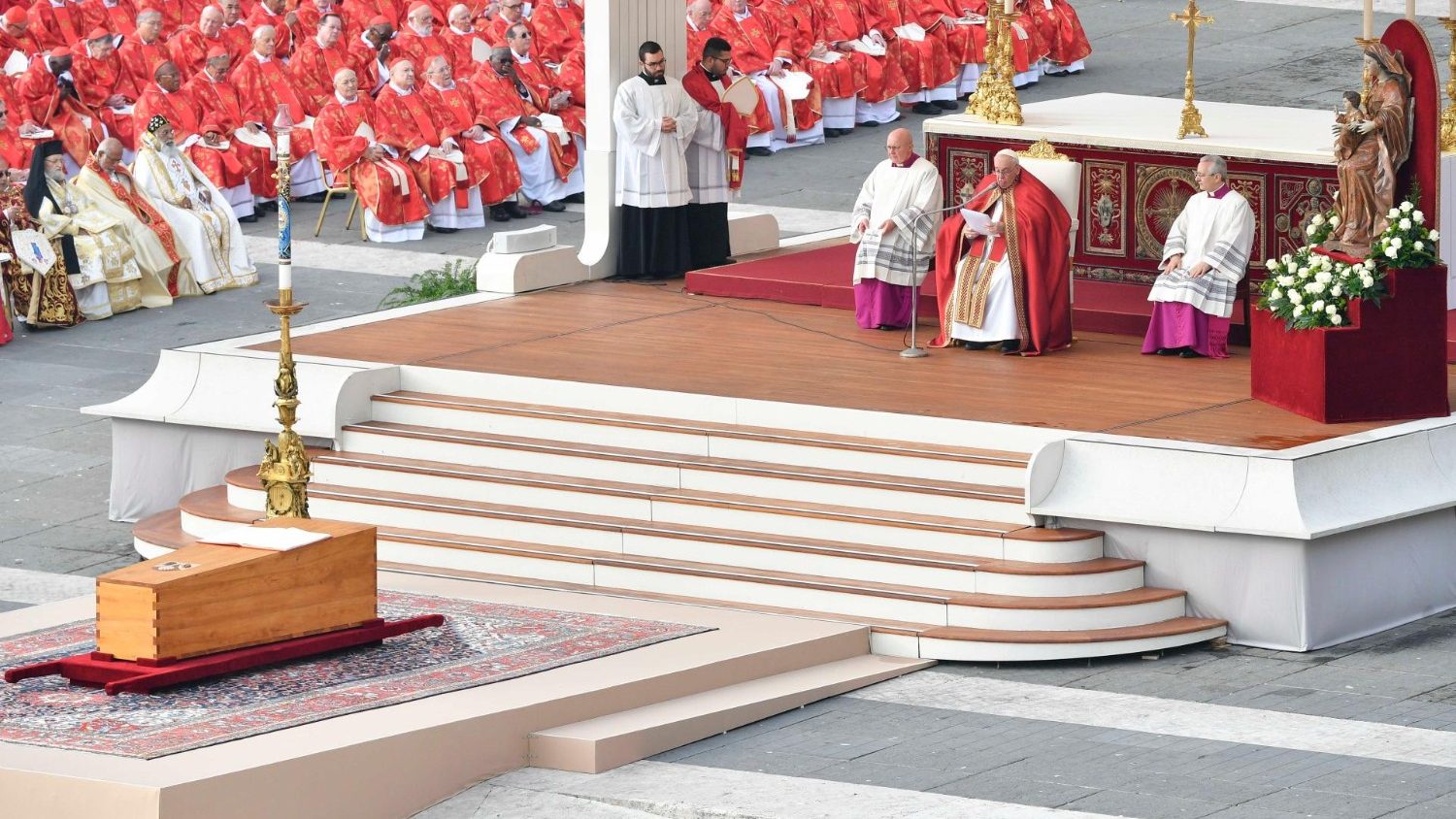 Despedida de Benedicto XVI: “Padre, en tus manos ponemos su espíritu”